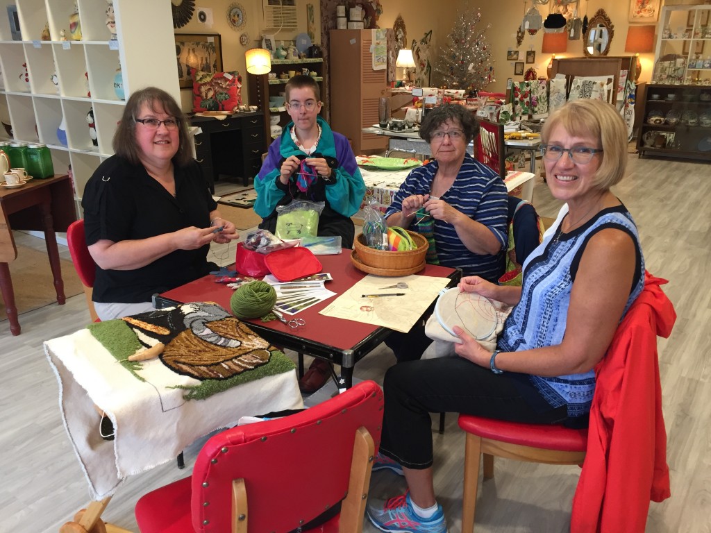 Tammy, a young knitter, Céleste and Rachael on August 19th.